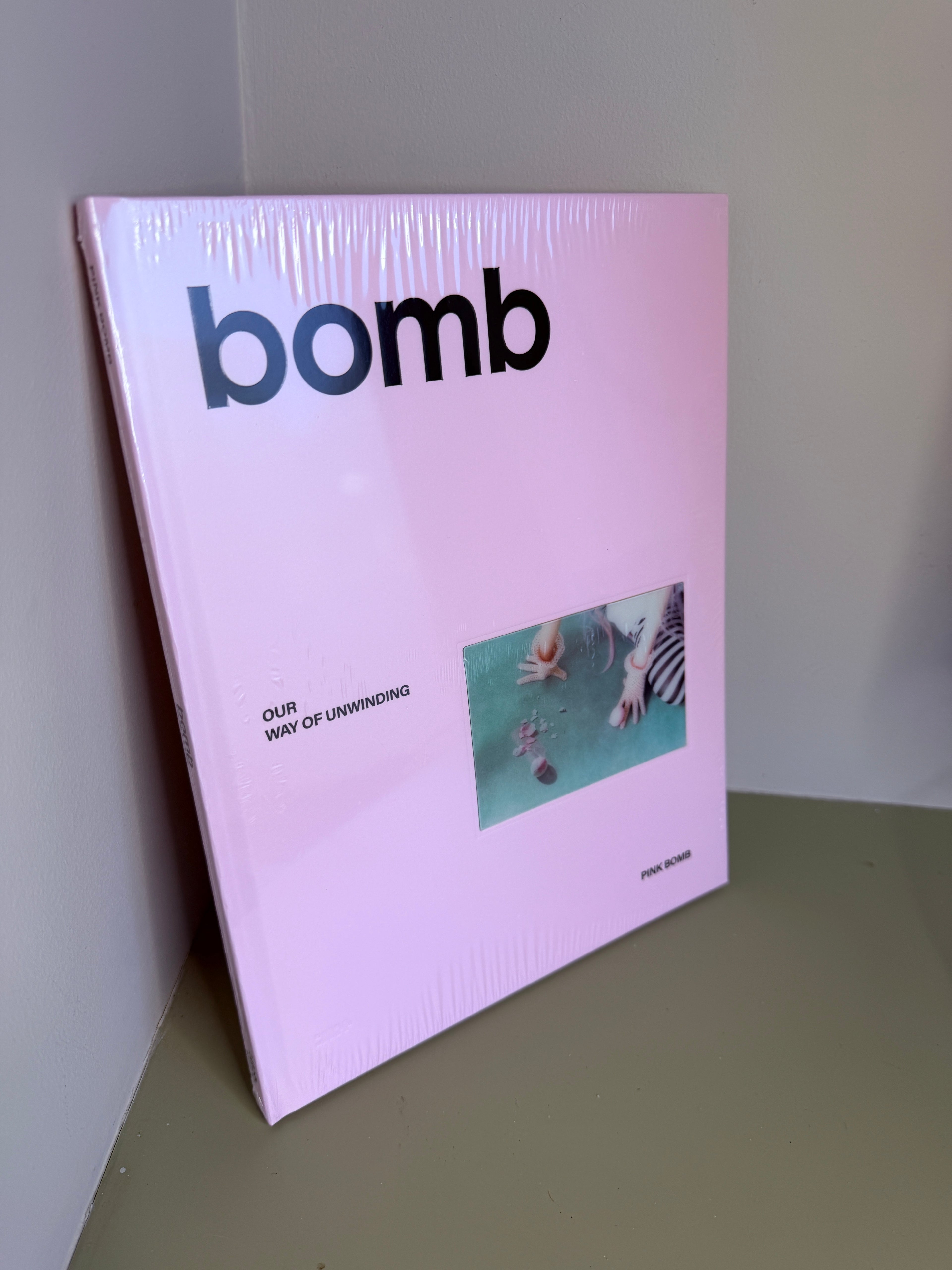 ILLIT – bomb (3rd Mini Album) (Official CD) - Pink Bomb Front